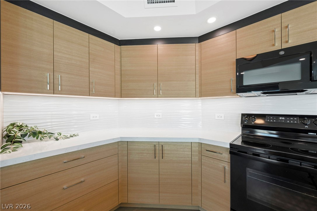 Photo 6 of 37, 322 Karen Avenue #1408