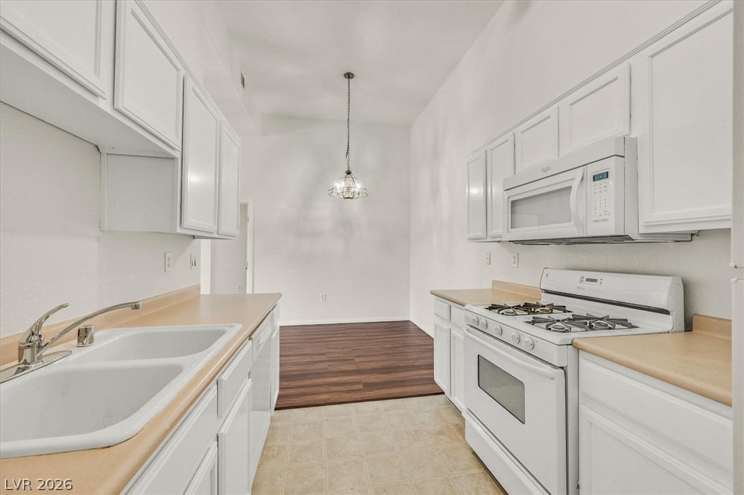 Photo 10 of 26, 3350 Cactus Shadow Street #201