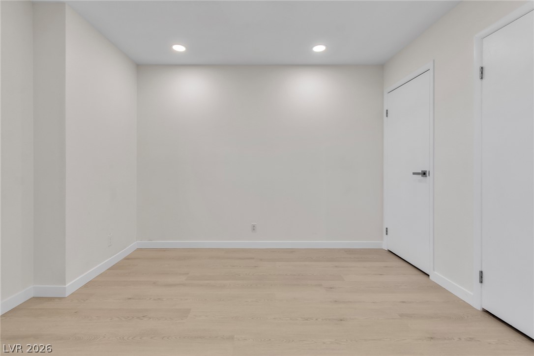 Photo 11 of 35, 7090 Burcot Avenue #B32