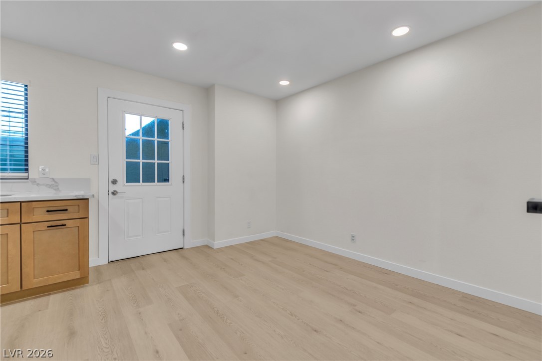 Photo 13 of 35, 7090 Burcot Avenue #B32