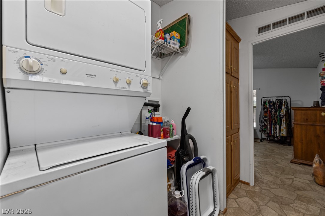 Photo 14 of 67, 930 Heyer Street
