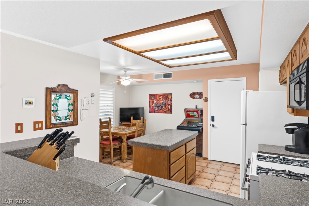 Photo 13 of 51, 7821 Surfcrest Court