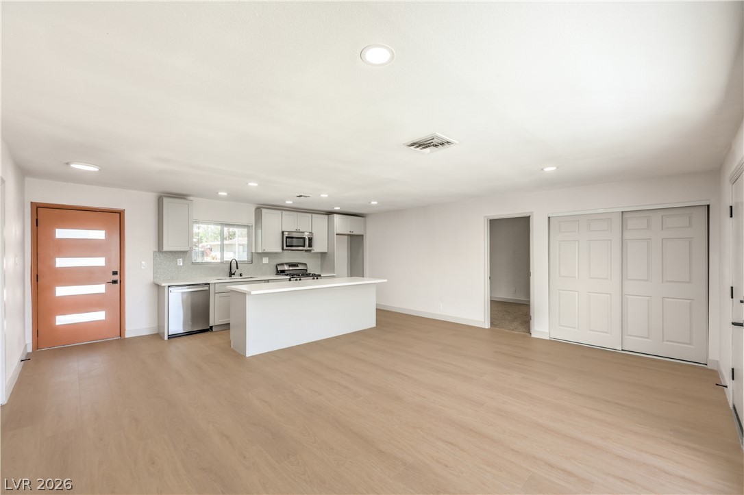 Photo 6 of 13, 906 Baker Avenue