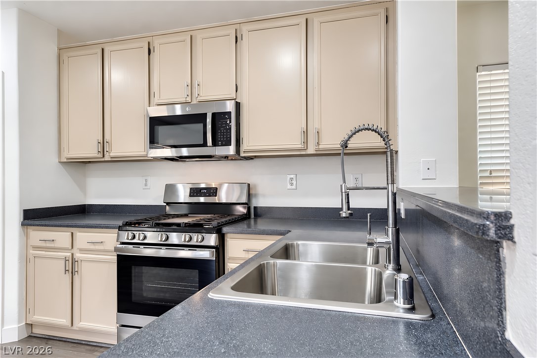 Photo 15 of 37, 616 Port Talbot Avenue