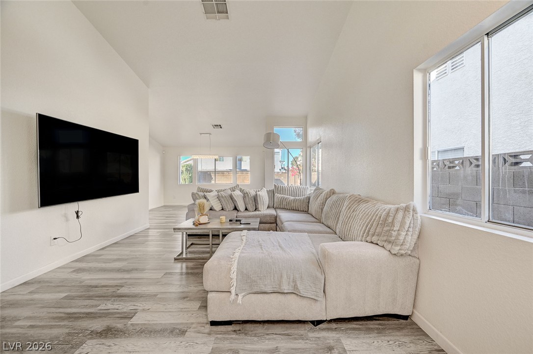 Photo 5 of 904 Serpentina Avenue