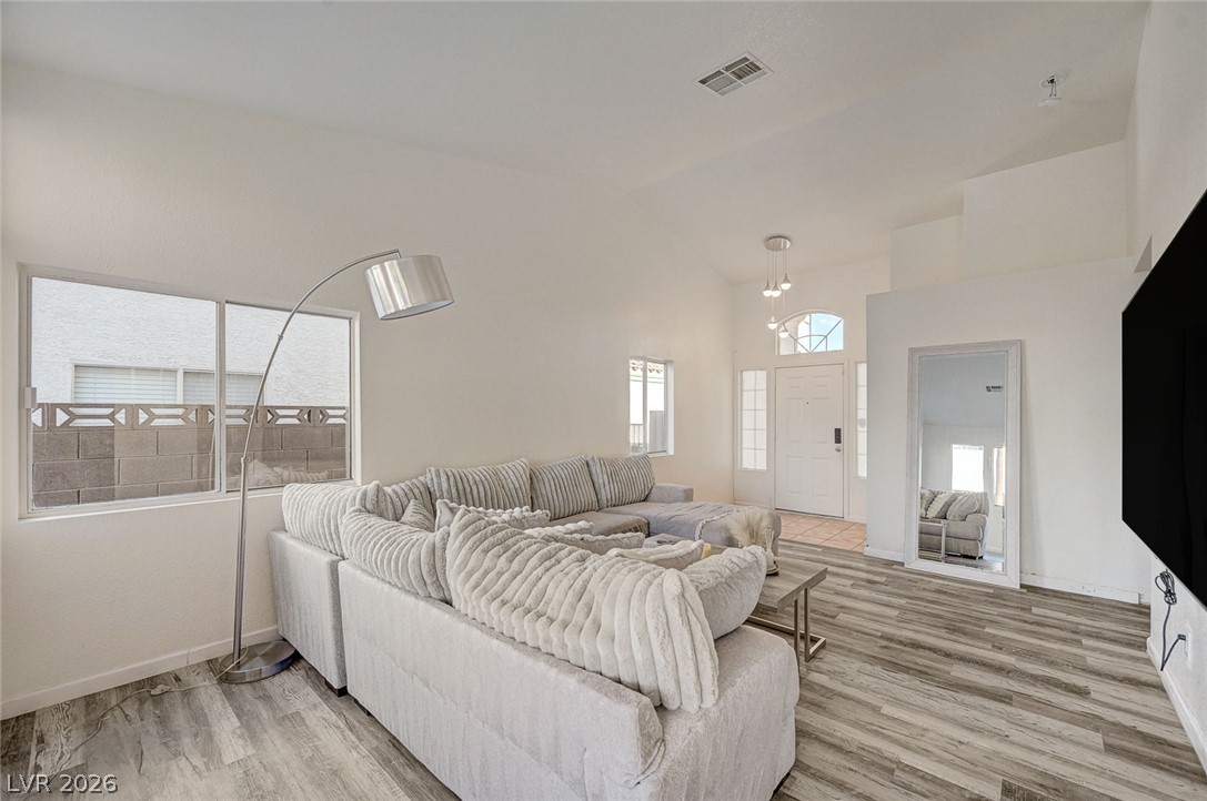 Photo 7 of 57, 904 Serpentina Avenue